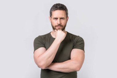 charismatic caucasian man with stubble isolated on grey background. caucasian man with stubble in studio. photo of caucasian man with stubble. caucasian man with stubble wear tshirt.