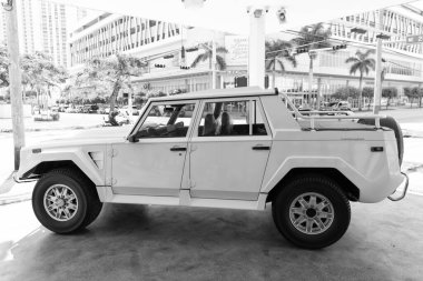 Miami Beach, Florida ABD - 15 Nisan 2021: beyaz Lamborghini LM 002 Off-Road Aracı, yan görüş.