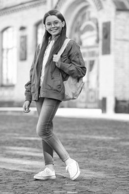 Sırt çantalı pozitif çocuk gözlüğü takıyor. Okula geri dön..