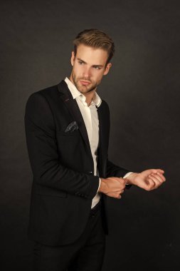 Siyah arka planda takım elbiseli yakışıklı işadamı, iş adamı.