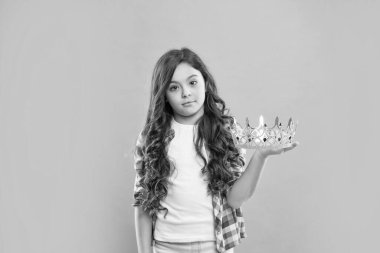 Kibir ve bencillik. Zafer portresi. yaramaz çocuk tacı tut. Kendine güvenen kraliçe. Kendini beğenmişlik taslıyor. Tacın içindeki kibirli prenses. Kıvırcık saçlı gururlu çocuk. Bencil genç kız Diadem giyer.