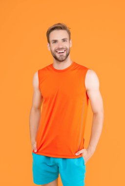 Atletik adam sarıda izole edilmiş. Mutlu Sporcu Stüdyosu. Spor giyim sektöründe sporcu. Atletik fitness. Spor ve eğlence sektörü. Spor ve spor.