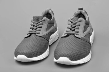 Turuncu arka planda rahat mavi spor ayakkabılar, koşu ayakkabıları..