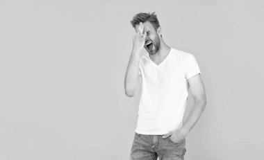 Sarı arka planda tüylü, fotokopi alanı olan bağıran adam, baş ağrısı..