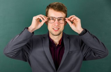 Yeni bir tarz giy. Gözlüklü zeki bir adam. Ofis kıyafetleri ve moda konsepti. Öğrenmeye hazırım. Ceketli başarılı bir iş adamı. Okula dönüyorum. Erkek resmi moda tarzı. bilgi kavramı.