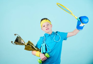 başarı. Çocukluk etkinlik. Mutlu çocuk sporcu tutun şampiyon Kupası. Jimnastik salonu iş genç çocuk. Fitness ve diyet. Enerji. Spor ve sağlık. Fitness için adanmış. Fitness rejim. Fitness çocuk.