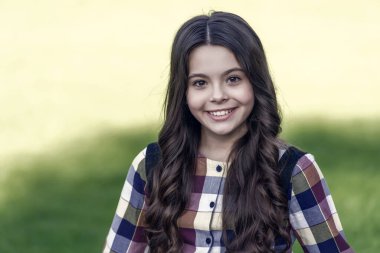 Okuluna gülümseme ve sağlıklı dişlerle başla. Mutlu çocuk gülüşü. Oral sağlık eğitimi. Diş hijyeni. Diş dolgusu. Pediatrik dişçilik. Gülümse, boşluğu kopyala.