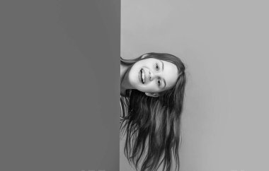 Boş mavi kağıdın arkasında reklam için fotokopi alanı olan komik çocuk..