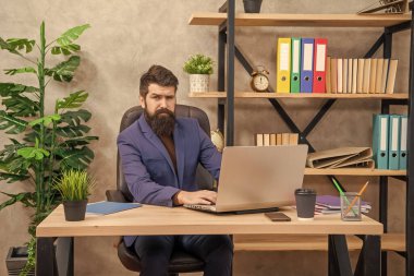 Ofiste bilgisayar ve iş dünyasının acımasız CEO 'su..