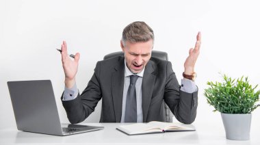 Olgun iş adamının ofiste bağırması.