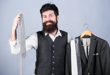 Mükemmel kravat. Stilist tavsiyesi. Kravat seçmekte zorluk çekiyor. Mağaza asistanı veya kişisel stilist hizmeti. Eşleşen kravat kıyafeti. Adam sakallı hipster kravat ve resmi takım elbise tutun. Alışveriş konsepti.