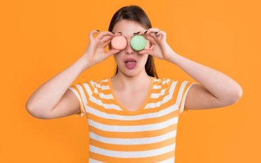 sarı arka planda makaronu olan genç bir kız..