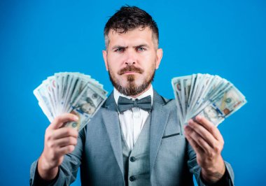 Mali geleceği sağlanması. Sakallı adam tutun nakit para. Para birimi broker para bohça ile. Kendi iş ile para yapma. İş başlangıç kredi. Zengin işadamı bizimle dolarlık banknotlar.