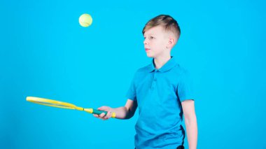 Spor tenis oyun başarı. oyun egzersiz genç çocuk. Tenis oyun oyuncu raket ve top ile. Küçük çocuk aktivite. Fitness diyet sağlık ve enerji getiriyor. Mutlu çocuk oyun Tenis. Tenis oyna.