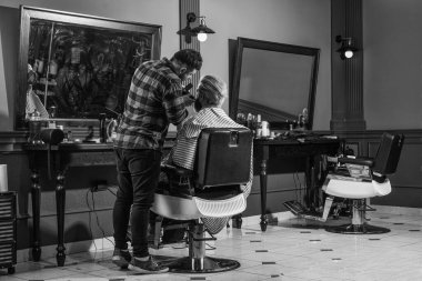 Bir centilmen ve iyi bir insan olarak berberine bahşiş vermelisin. Kuaförü ziyaret et. Formunu koruyor. Müşteri sandalyeye oturur. Kuaför salonu. Berber dükkanı müşterisi. Sakal kesiyorum. Berber dükkanları.