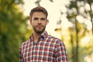 Dışardaki kareli gömlekli genç adam, boşluğu kopyala.