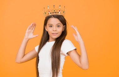 Tasarımı mükemmel. Kraliçe tacındaki kendine güvenen çocuk. Zengin kraliyet aksesuarı. Geleceğin zenginliğini hayal et. Mutlu çocukluk. Küçük kız muhteşem görünüyor. moda ve güzellik. Gurur. Tamamen egoist..