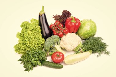 Beyaza izole edilmiş taze ve olgun sebzeler. yeşil bakkal.