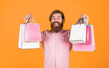 İki tane alıyorum. Tatil için hazırlanın. En iyi satış teklifi. Hediyeli mutlu sakallı adam. Neşeli vahşi hippi hediyeleri. Kağıt alışveriş torbası. Partide doğum günü sürprizi. Paketli adam.