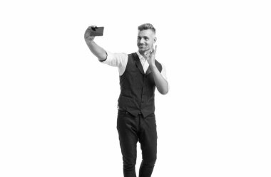 Takım elbiseli mutlu profesyonel adam beyaz üzerine izole edilmiş akıllı telefonlu video kaset hazırlıyor..