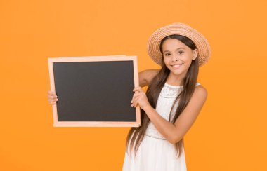 Tatil için bunları almayı unutma. Kızda karatahta kopyalama alanı var. Faydalı bilgi. Çocuklar için yaz kulüpleri. Hasır şapkalı çocuk yaz olaylarını anlatıyor. Boş vakitler için fikirler. Yaz seyahati.