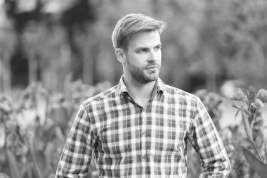 Dışarıdaki kareli gömlekli traşsız genç adam..