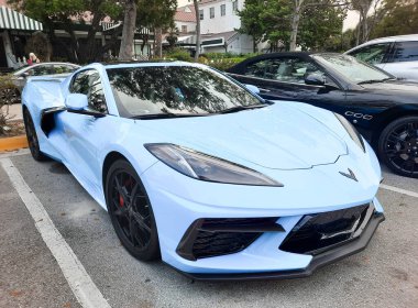 Los Angeles, Kaliforniya ABD - 19 Nisan 2021: Mavi Chevrolet Corvette süper araba ön köşe manzarası.