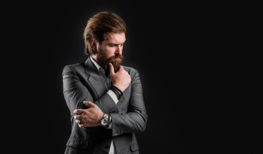 İş hayatı için sakallı hippi kıyafeti, zor karar konsepti..