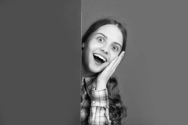 Boş pembe kağıdın arkasında reklam için fotokopi alanı olan şok olmuş bir kız..