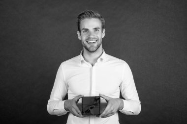 Neşeli iş adamı, erkekler ve kadınlar için hediye kutusu tutuyor..