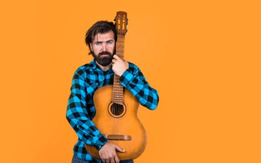 Olgun şarkıcı müzisyen. Akustik gitarlı sakallı adam. Vahşi adam gitar çalıyor. Sıradan bir erkek gitarist. Yakışıklı hippi country müzik çalıyor. parti teli çalgıcısı. Boşluğu kopyala.