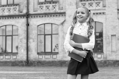 Okula dönen mutlu okul çocuğu kitap ve sırt çantası taşıyor, fotokopi odası.