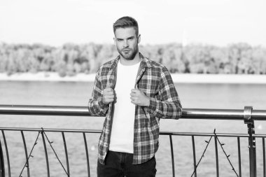 Dışarıdaki kareli gömlekli genç sakallı adam, yaşam tarzı....