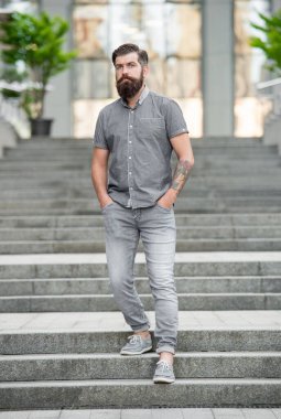 Sakallı adam aşağı iniyor. Sakallı bir adam. Kafkasyalı adam dışarıda..