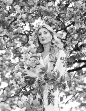 Uyum ve kadın enerjisi. Bahar çiçeği açan ağaç. Bahar sembolü Kız bahçedeki sakuranın tadını çıkarıyor. Çiçeklerin kadınları neden her zaman mutlu ettiğini. Mutlu bahar günleri. Kiraz ağacı. İyi titreşimler. Çiçek aroması.