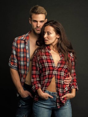 Kareli tişörtle birlikte duran seksi erkek ve kadın, aşkım..