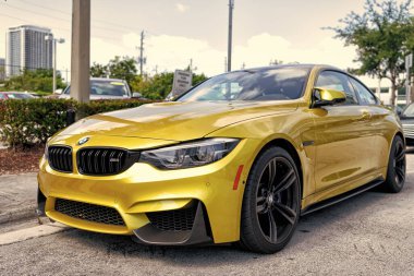 Miami Beach, Florida USA - 15 Nisan 2021: Sarı bmw m4, köşe açısı alçak. Lüks spor araba..