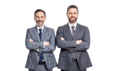 Neşeli iş adamları liderlik konsepti. Stüdyodaki iki iş adamının liderliği. İş adamlarının liderlik imajı takım elbise giyer. Beyaz arka planda iki işadamının liderliği.