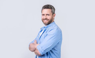 Stüdyoda kirli sakalı olan mutlu bir beyaz adam. Kafkasyalı bir adamın resmi sıradan giyiniyor. Gündelik tişört giyen beyaz bir adam. Gri arka planda izole edilmiş günlük tarzda beyaz bir adam..