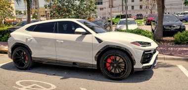 Miami Beach, Florida ABD - 14 Nisan 2021: beyaz Lamborghini Urus Sedan, yan görüş. spor geçişi.