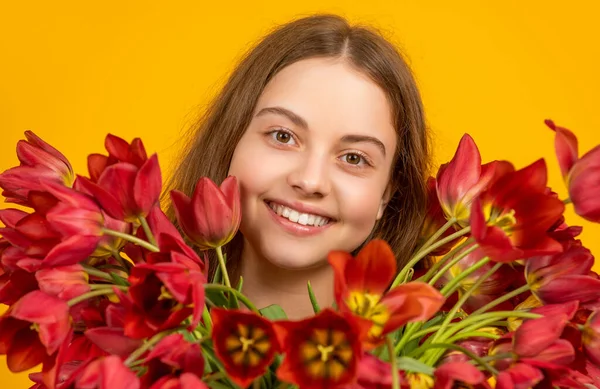 Весела Дитина Тримає Весняні Квіти Тюльпанів Жовтому Фоні — стокове фото