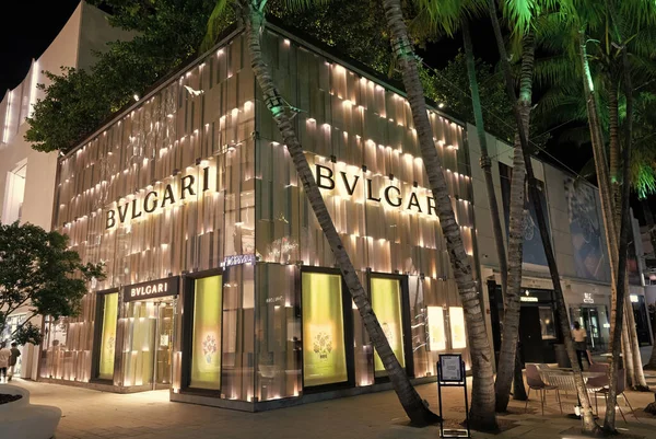 美国迈阿密 2021年3月20日 佛罗里达州设计区夜街的Bulgari或Bvlgari商店角落和棕榈树 — 图库照片