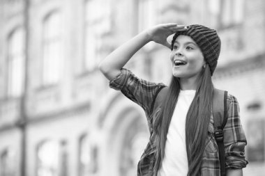 Sırt çantalı mutlu okul çocuğu. Selamlar. Okula geri dön.,