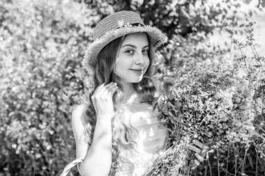 Etkinliğiniz için yeni fikirler. Küçük çocuk bahçede çiçek tutuyor. Çiçek dükkanı. 8 Mart, uluslararası kadınlar bayramı. Tatil kutlaması. Mutlu kadınlar günü..