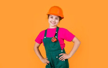 Benim garajım ve benim kuralım. Aletlerle oynamak. Büyüyen kavram. Elinde mezura olan küçük bir kız. Yenileme dairesi için aletler. çocukluk mutluluğu ve gelişim. Yüksekliği ölçüyorum. mimar.