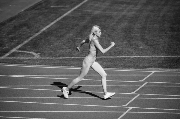 Büyük Ilerleme Hareket Halindeki Kadın Spor Eğitmeni Hız Enerji Dayanıklılık — Stok fotoğraf
