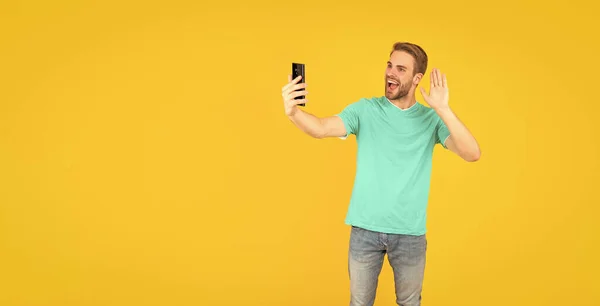 Szczęśliwy Nieogolony Młody Człowiek Robi Selfie Telefon Żółtym Tle Komunikacja — Zdjęcie stockowe