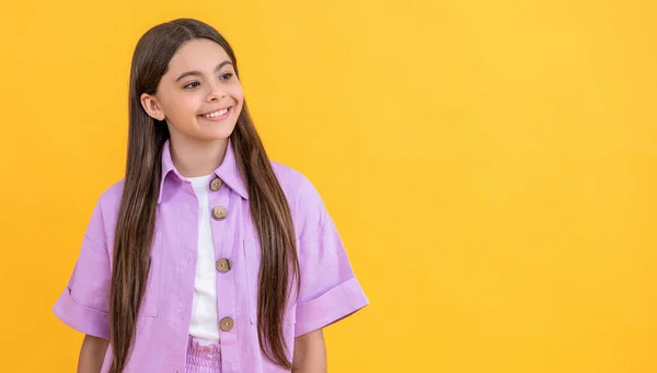 コピースペースのあるスタジオの10代の女の子 背景に10代の少女 シャツを着た長髪の10代の少女の写真 黄色に隔離された10代の少女 — ストック写真