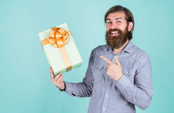 Жорстокий Бородатий Чоловік Тримає Подарунок Або Подарунок Свято — стокове фото