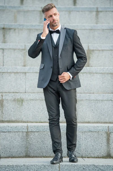 Eleganter Mann Fliege Anzug Draußen Geschäftsmann Mit Telefon Chef Telefoniert — Stockfoto
